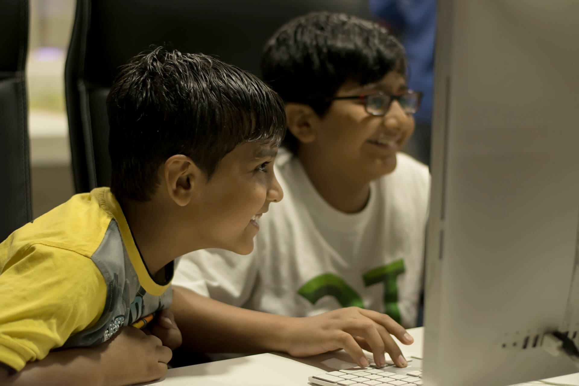 Kids Playing Snakes and Ladders 3D mobile game at TheAppGuruz